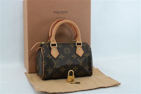 louis vuitton malletiera paris maison fondee en 1854 precio|louis vuitton handbags.